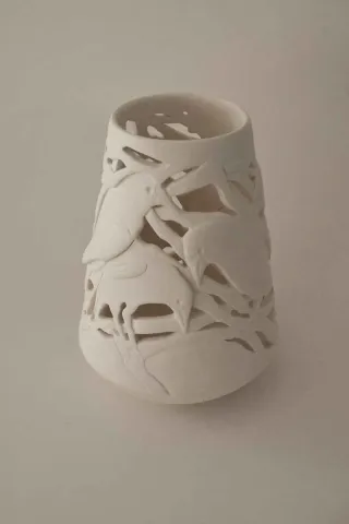 "Birkaç Ağaç Meselesi" eseri OYA UZUNER tarafından 2014 yılında 25x30 cm ölçülerinde Seramik tekniği ile yapılmıştır.