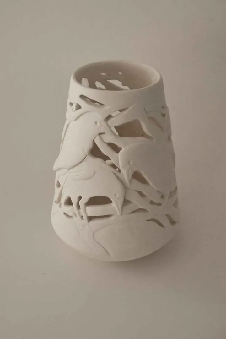 yakınlaştır "Birkaç Ağaç Meselesi" eseri OYA UZUNER tarafından 2014 yılında 25x30 cm ölçülerinde Seramik tekniği ile yapılmıştır.