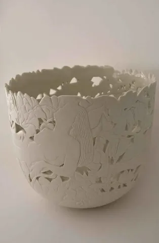 "Düşler Kasesi" eseri OYA UZUNER tarafından 2014 yılında 30x30 cm ölçülerinde Seramik tekniği ile yapılmıştır.