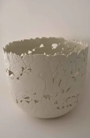 "Düşler Kasesi" eseri OYA UZUNER tarafından 2014 yılında 30x30 cm ölçülerinde Seramik tekniği ile yapılmıştır.