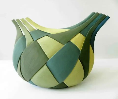 "İsimsiz" eseri PINAR BAKLAN ÖNAL tarafından 2012 yılında 39x17x35 cm ölçülerinde Seramik tekniği ile yapılmıştır.