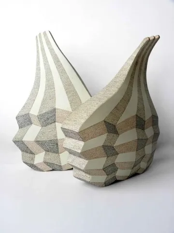 "Optik Figürler" eseri PINAR BAKLAN ÖNAL tarafından 2012 yılında 26x15x41, 28x11x36 cm ölçülerinde Seramik tekniği ile yapılmıştır.
