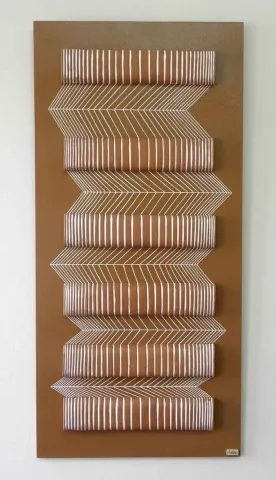 "Optik Pano VIII" eseri PINAR BAKLAN ÖNAL tarafından 2013 yılında 78x37 cm ölçülerinde Seramik tekniği ile yapılmıştır.
