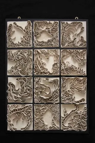 "isimsiz" eseri SEVDA ÖZDEMİR tarafından 2014 yılında 60x45x4 cm ölçülerinde Seramik tekniği ile yapılmıştır.