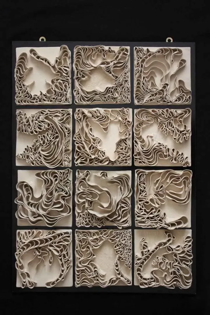 "isimsiz" eseri SEVDA ÖZDEMİR tarafından 2014 yılında 60x45x4 cm ölçülerinde Seramik tekniği ile yapılmıştır.