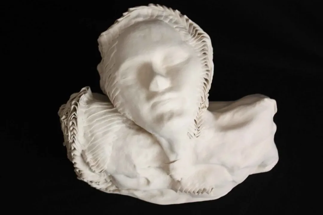 "isimsiz" eseri SEVDA ÖZDEMİR tarafından 2014 yılında 25x34x27 cm ölçülerinde Seramik tekniği ile yapılmıştır.