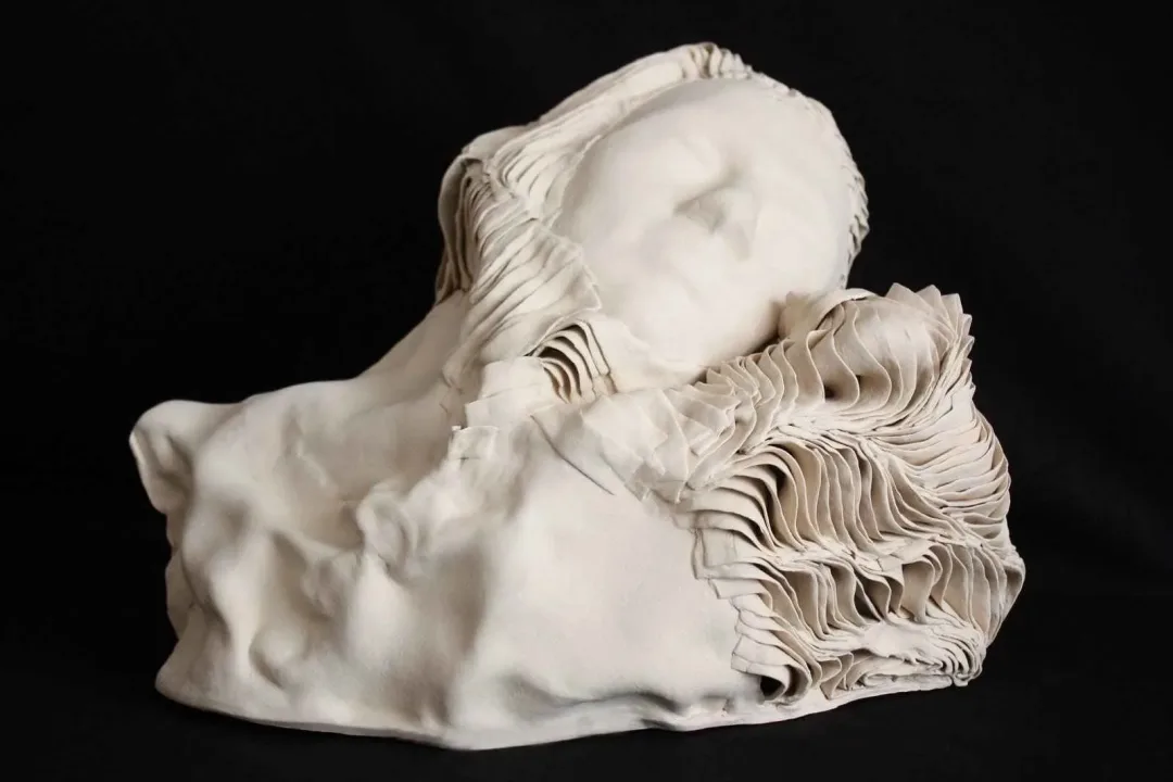 "isimsiz" eseri SEVDA ÖZDEMİR tarafından 2014 yılında 26x37x27 cm ölçülerinde Seramik tekniği ile yapılmıştır.