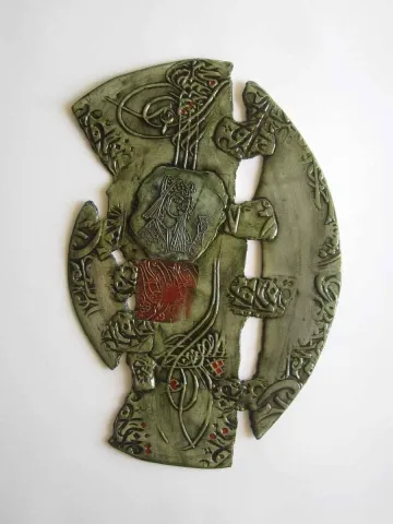 "isimsiz" eseri VEDAT KACAR tarafından 2014 yılında 34x50 cm ölçülerinde Seramik tekniği ile yapılmıştır.