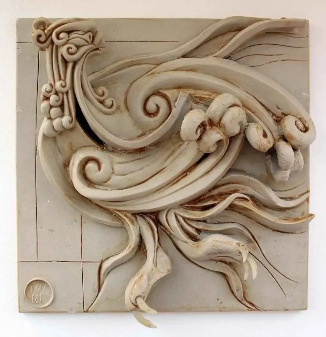 "Simurg,2-" eseri KAMURAN AK tarafından 2014 yılında 20x20x7 cm ölçülerinde Stoneware, Döküm el ile şekillendirme, 1200 C tekniği ile yapılmıştır.