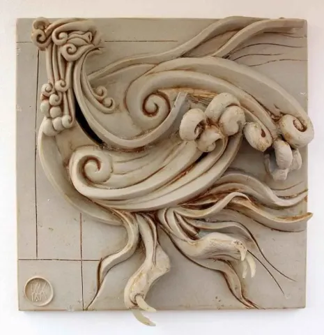 "Simurg,2-" eseri KAMURAN AK tarafından 2014 yılında 20x20x7 cm ölçülerinde Stoneware, Döküm el ile şekillendirme, 1200 C tekniği ile yapılmıştır.
