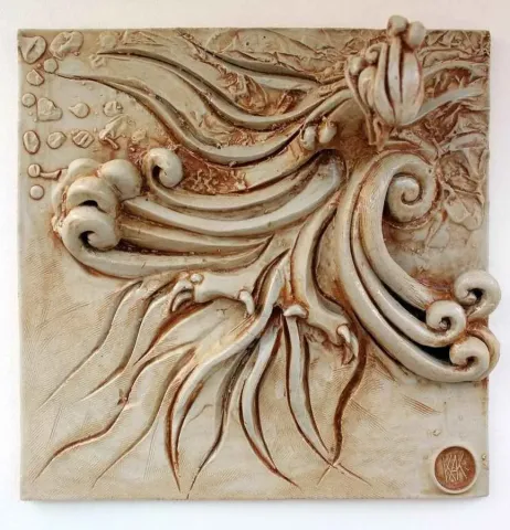 "Simurg,3-" eseri KAMURAN AK tarafından 2014 yılında 21x21x9 cm ölçülerinde Stoneware, Döküm el ile şekillendirme, 1200 C tekniği ile yapılmıştır.