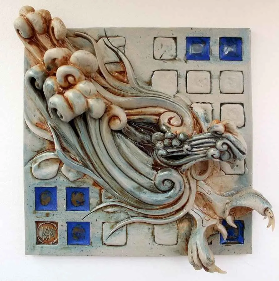 yakınlaştır "Simurg,5-" eseri KAMURAN AK tarafından 2014 yılında 20x20x6 cm ölçülerinde Stoneware, Döküm el ile şekillendirme, 1200 C tekniği ile yapılmıştır.