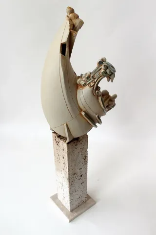 "Zümrüd,ü Anka-" eseri KAMURAN AK tarafından 2014 yılında 17x19x53 cm ölçülerinde Stoneware, Döküm el ile şekillendirme, 1200 C tekniği ile yapılmıştır.