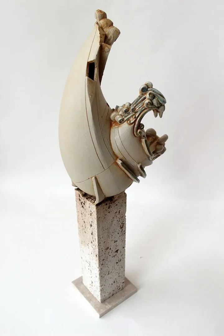 yakınlaştır "Zümrüd,ü Anka-" eseri KAMURAN AK tarafından 2014 yılında 17x19x53 cm ölçülerinde Stoneware, Döküm el ile şekillendirme, 1200 C tekniği ile yapılmıştır.