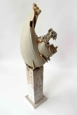 KAMURAN AK — “Zümrüd,ü Anka-”, 2014 "Zümrüd,ü Anka-" eseri KAMURAN AK tarafından 2014 yılında 17x19x53 cm ölçülerinde Stoneware, Döküm el ile şekillendirme, 1200 C tekniği ile yapılmıştır.