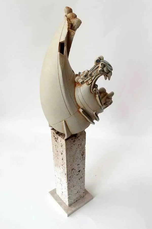 yakınlaştır "Zümrüd,ü Anka-" eseri KAMURAN AK tarafından 2014 yılında 17x19x53 cm ölçülerinde Stoneware, Döküm el ile şekillendirme, 1200 C tekniği ile yapılmıştır.