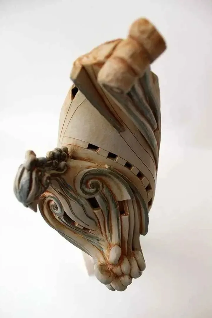 "Zümrüd,ü Anka-" eseri KAMURAN AK tarafından 2014 yılında 17x19x53 cm ölçülerinde Stoneware, Döküm el ile şekillendirme, 1200 C tekniği ile yapılmıştır.