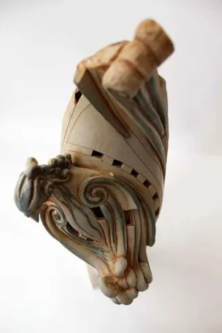 KAMURAN AK — “Zümrüd,ü Anka-”, 2014 "Zümrüd,ü Anka-" eseri KAMURAN AK tarafından 2014 yılında 17x19x53 cm ölçülerinde Stoneware, Döküm el ile şekillendirme, 1200 C tekniği ile yapılmıştır.