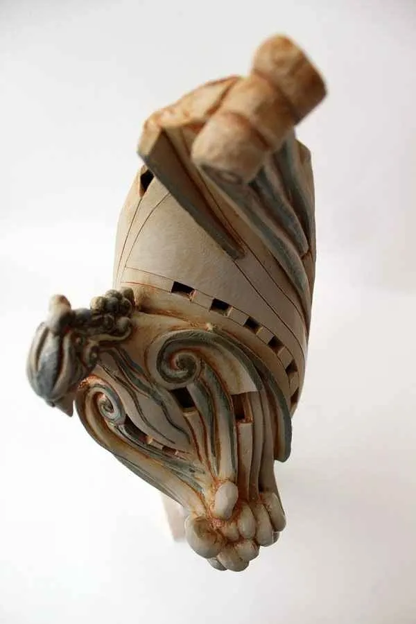 yakınlaştır "Zümrüd,ü Anka-" eseri KAMURAN AK tarafından 2014 yılında 17x19x53 cm ölçülerinde Stoneware, Döküm el ile şekillendirme, 1200 C tekniği ile yapılmıştır.