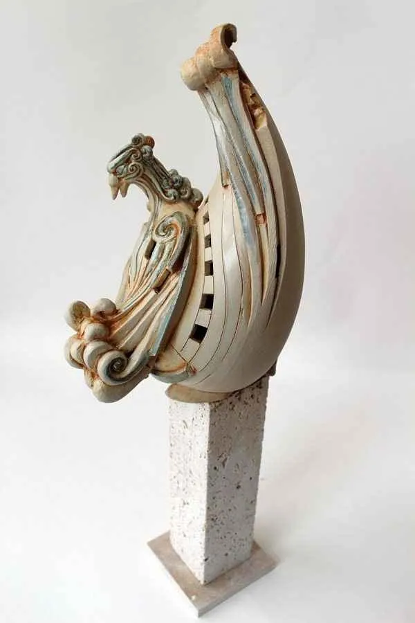 "Simurg,7-" eseri KAMURAN AK tarafından 2014 yılında 20x20x40 cm ölçülerinde Stoneware, Döküm el ile şekillendirme, 1200 C tekniği ile yapılmıştır.