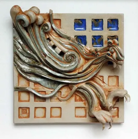 KAMURAN AK — “Phoenix,-”, 2014 "Phoenix,-" eseri KAMURAN AK tarafından 2014 yılında 20x20x5 cm ölçülerinde Stoneware, Döküm el ile şekillendirme, 1200 °C tekniği ile yapılmıştır.