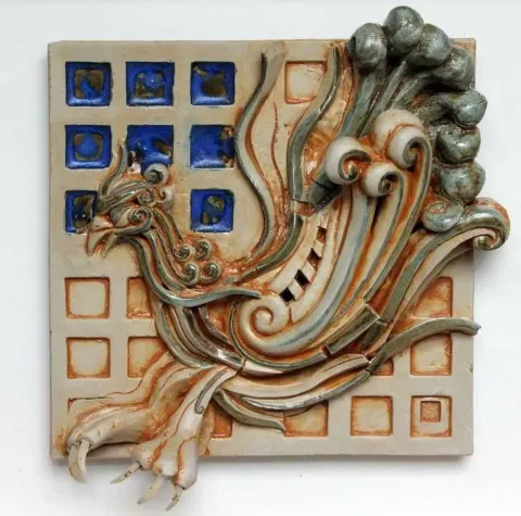 KAMURAN AK — “Senmurw,-”, 2014 "Senmurw,-" eseri KAMURAN AK tarafından 2014 yılında 20x20x5 cm ölçülerinde Stoneware, Döküm el ile şekillendirme, 1200 °C tekniği ile yapılmıştır.