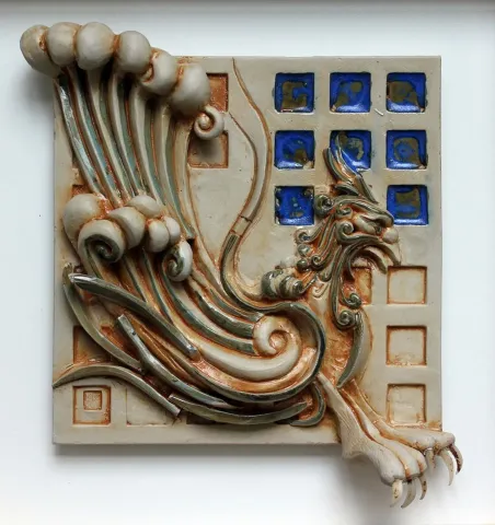 KAMURAN AK — “Senmurw,2-”, 2014 "Senmurw,2-" eseri KAMURAN AK tarafından 2014 yılında 20x20x5 cm ölçülerinde Stoneware, Döküm el ile şekillendirme, 1200 °C tekniği ile yapılmıştır.