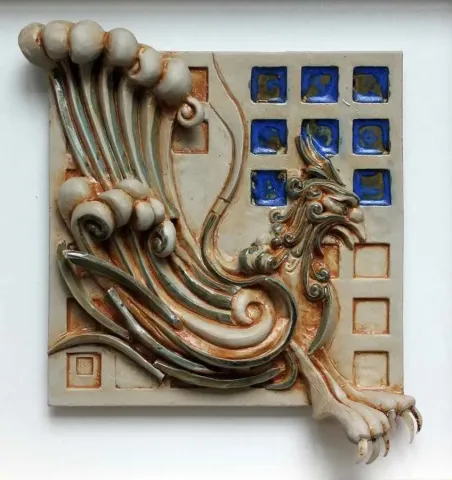 KAMURAN AK — “Senmurw,2-”, 2014 "Senmurw,2-" eseri KAMURAN AK tarafından 2014 yılında 20x20x5 cm ölçülerinde Stoneware, Döküm el ile şekillendirme, 1200 °C tekniği ile yapılmıştır.