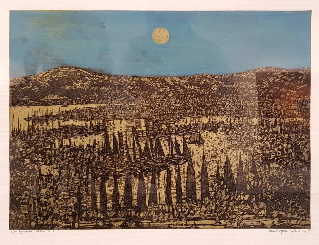 "İsimsiz" eseri DEVRİM ERBİL tarafından 1993 yılında 33x43 cm ölçülerinde Serigrafi tekniği ile yapılmıştır.