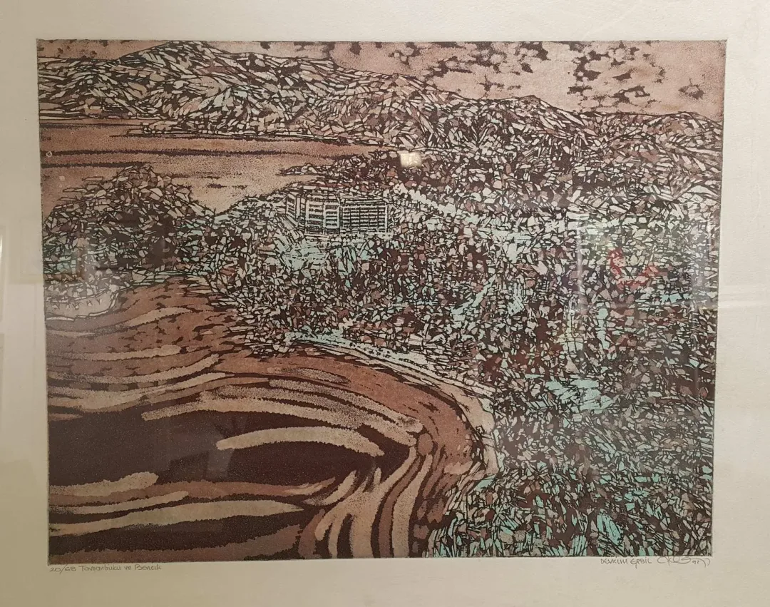 "İsimsiz" eseri DEVRİM ERBİL tarafından 1993 yılında 33x43 cm ölçülerinde Serigrafi tekniği ile yapılmıştır.