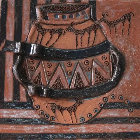 Bu eser ÖZGÜR KAPTAN tarafından 2014 yılında 20x20 cm ölçülerinde Seramik tekniği ile yapılmıştır.