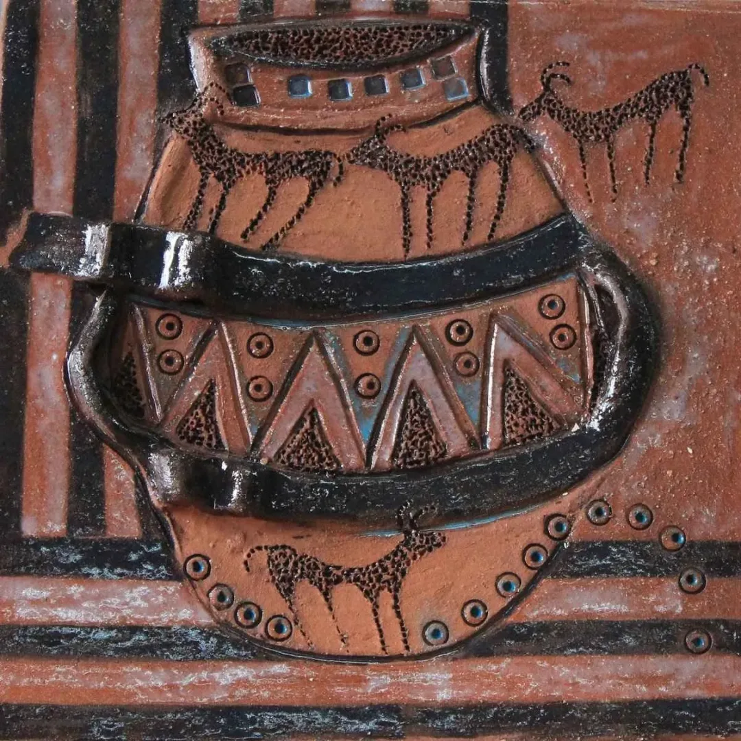 Bu eser ÖZGÜR KAPTAN tarafından 2014 yılında 20x20 cm ölçülerinde Seramik tekniği ile yapılmıştır.