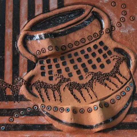 Bu eser ÖZGÜR KAPTAN tarafından 2014 yılında 20x20 cm ölçülerinde Seramik tekniği ile yapılmıştır.