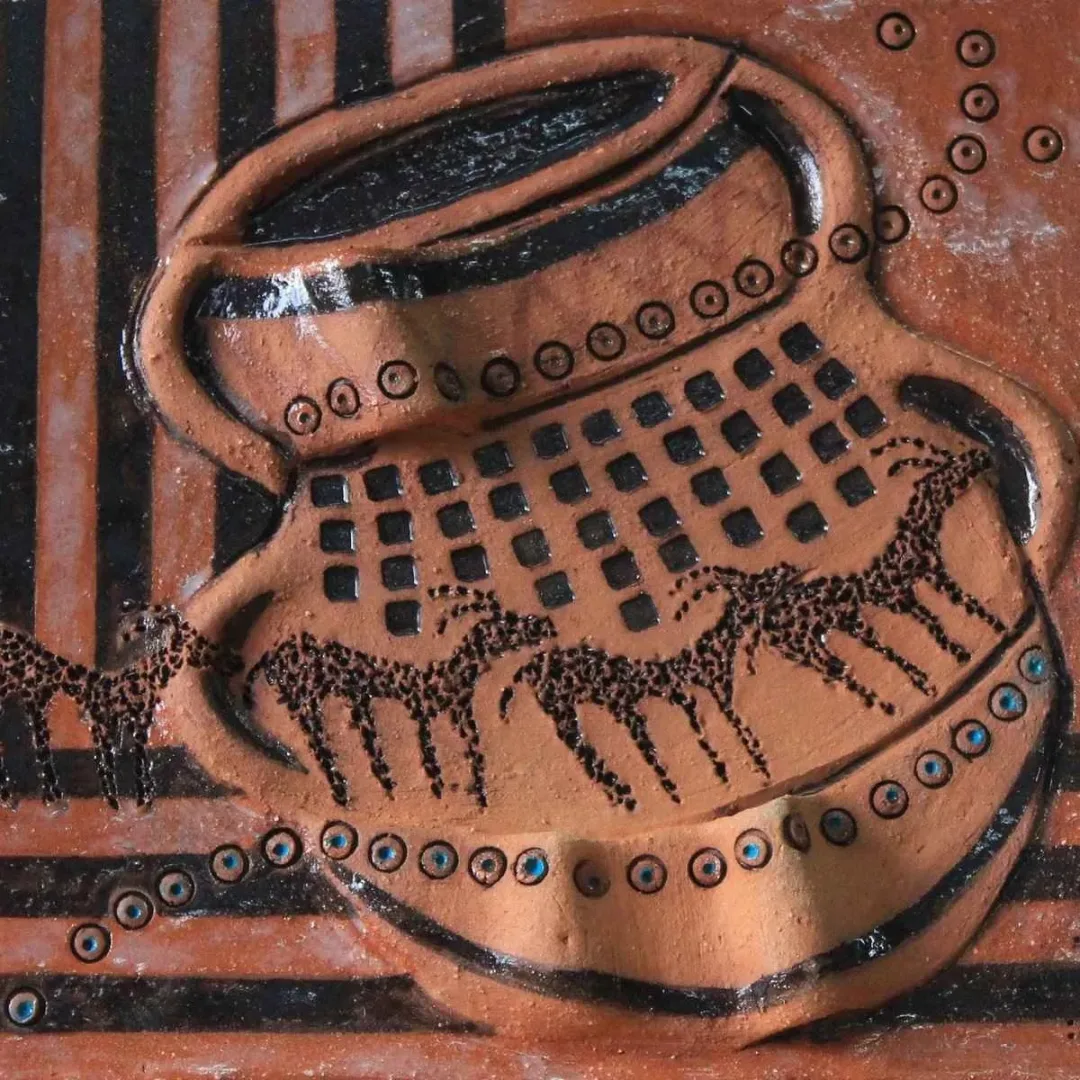Bu eser ÖZGÜR KAPTAN tarafından 2014 yılında 20x20 cm ölçülerinde Seramik tekniği ile yapılmıştır.