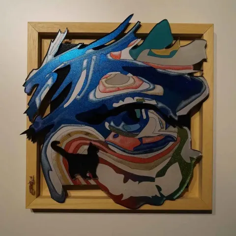 Bu eser EMRE LÜLE tarafından 2014 yılında 20x20 cm ölçülerinde Pleksi tekniği ile yapılmıştır.
