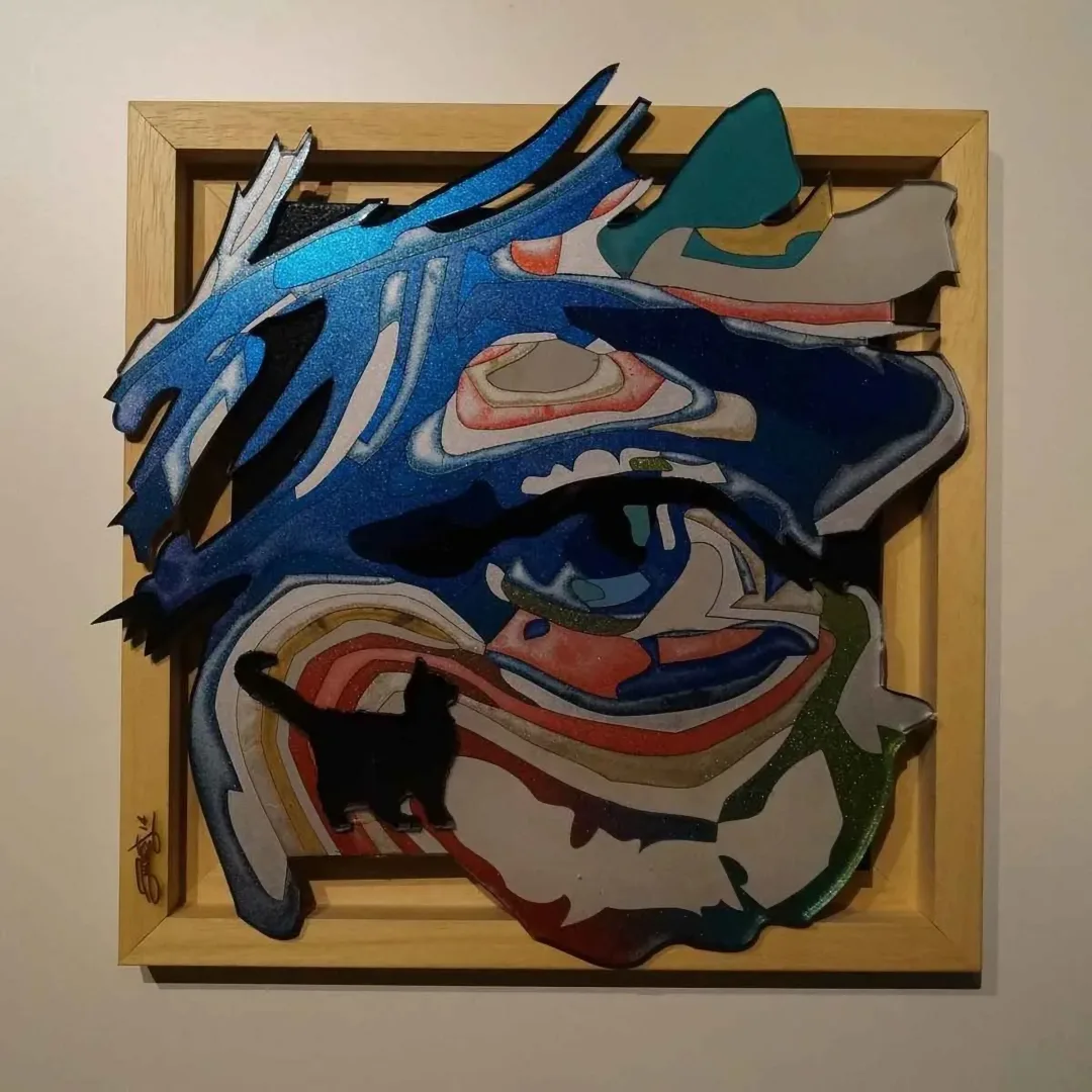 "İsimsiz" eseri EMRE LÜLE tarafından 2014 yılında 20x20 cm ölçülerinde Pleksi tekniği ile yapılmıştır.
