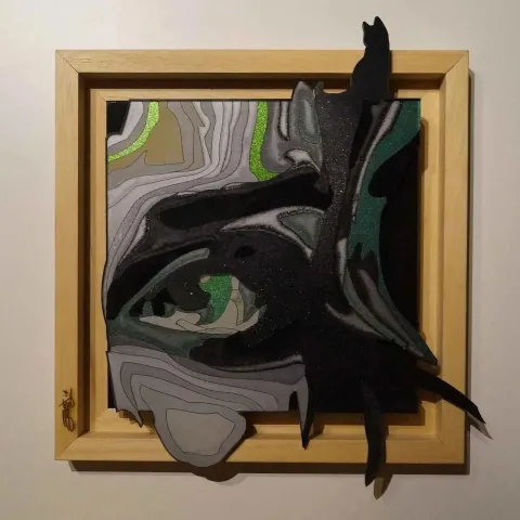 EMRE LÜLE — 2014 Bu eser EMRE LÜLE tarafından 2014 yılında 20x20 cm ölçülerinde Pleksi tekniği ile yapılmıştır.