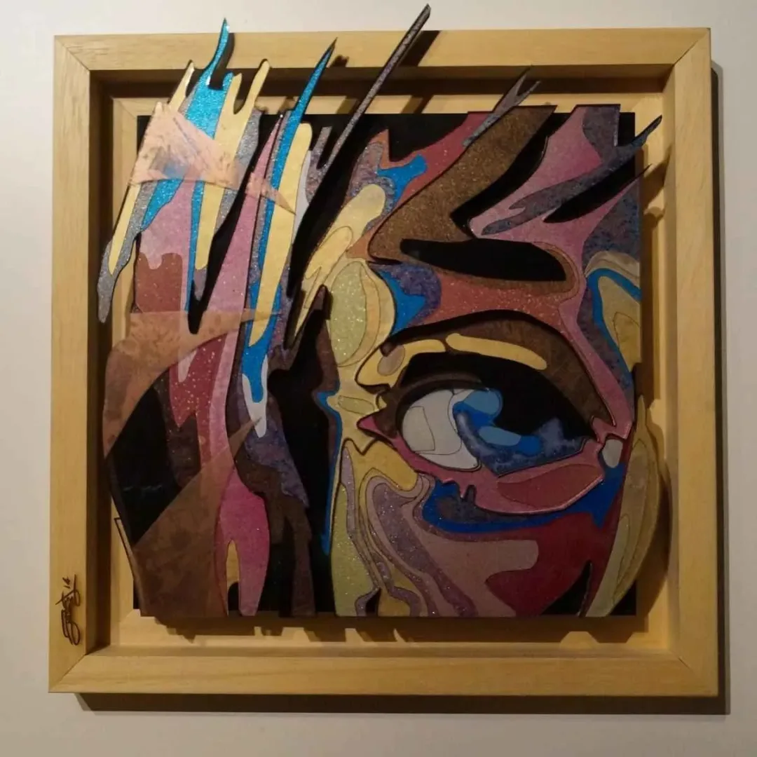 yakınlaştır "İsimsiz" eseri EMRE LÜLE tarafından 2014 yılında 20x20 cm ölçülerinde Pleksi tekniği ile yapılmıştır.