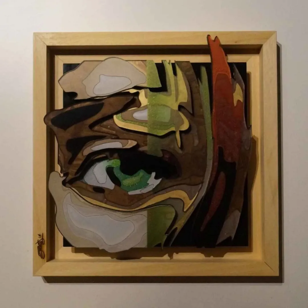"İsimsiz" eseri EMRE LÜLE tarafından 2014 yılında 20x20 cm ölçülerinde Pleksi tekniği ile yapılmıştır.