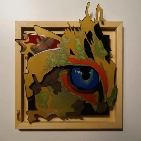 Bu eser EMRE LÜLE tarafından 2014 yılında 20x20 cm ölçülerinde Pleksi tekniği ile yapılmıştır.