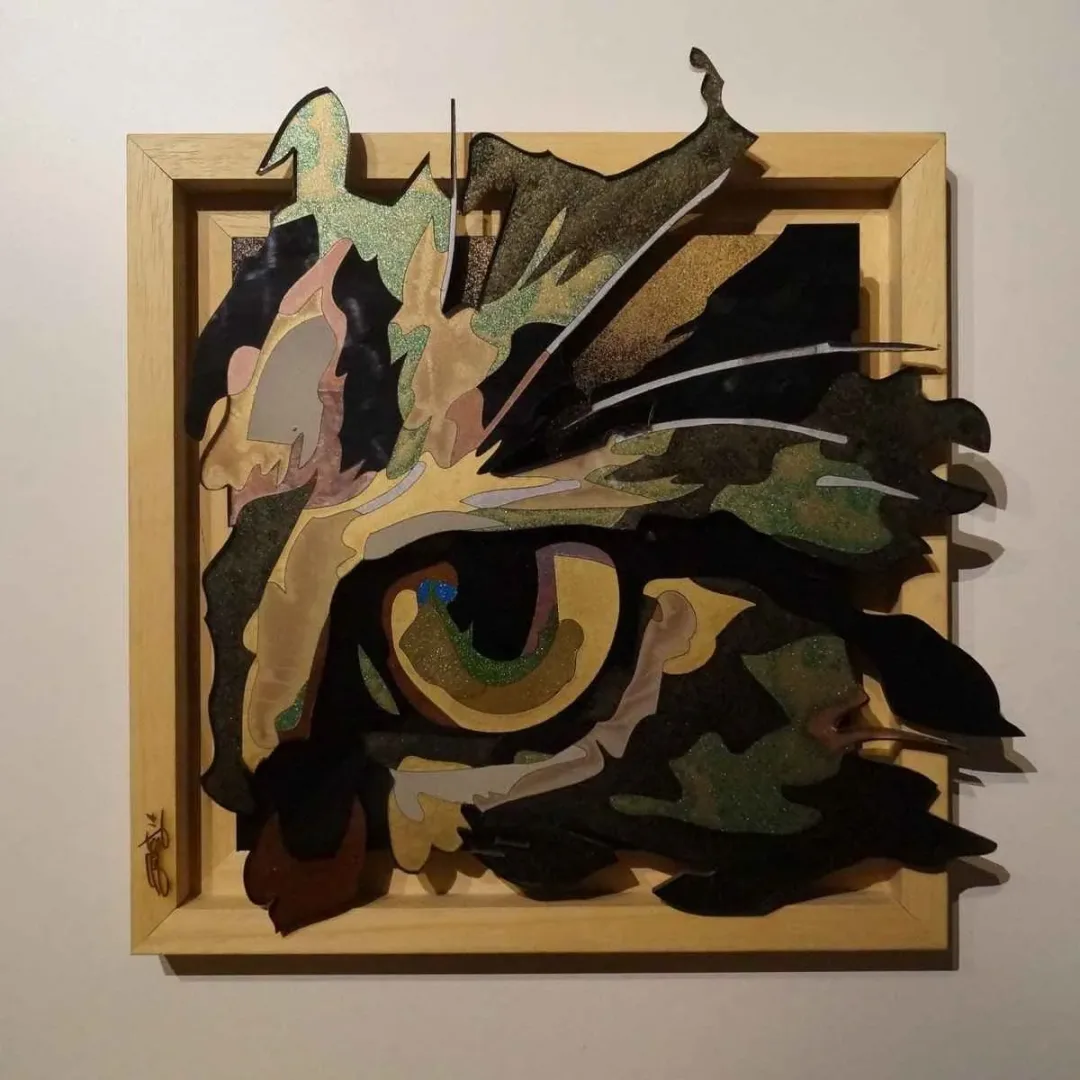 yakınlaştır "İsimsiz" eseri EMRE LÜLE tarafından 2014 yılında 20x20 cm ölçülerinde Pleksi tekniği ile yapılmıştır.
