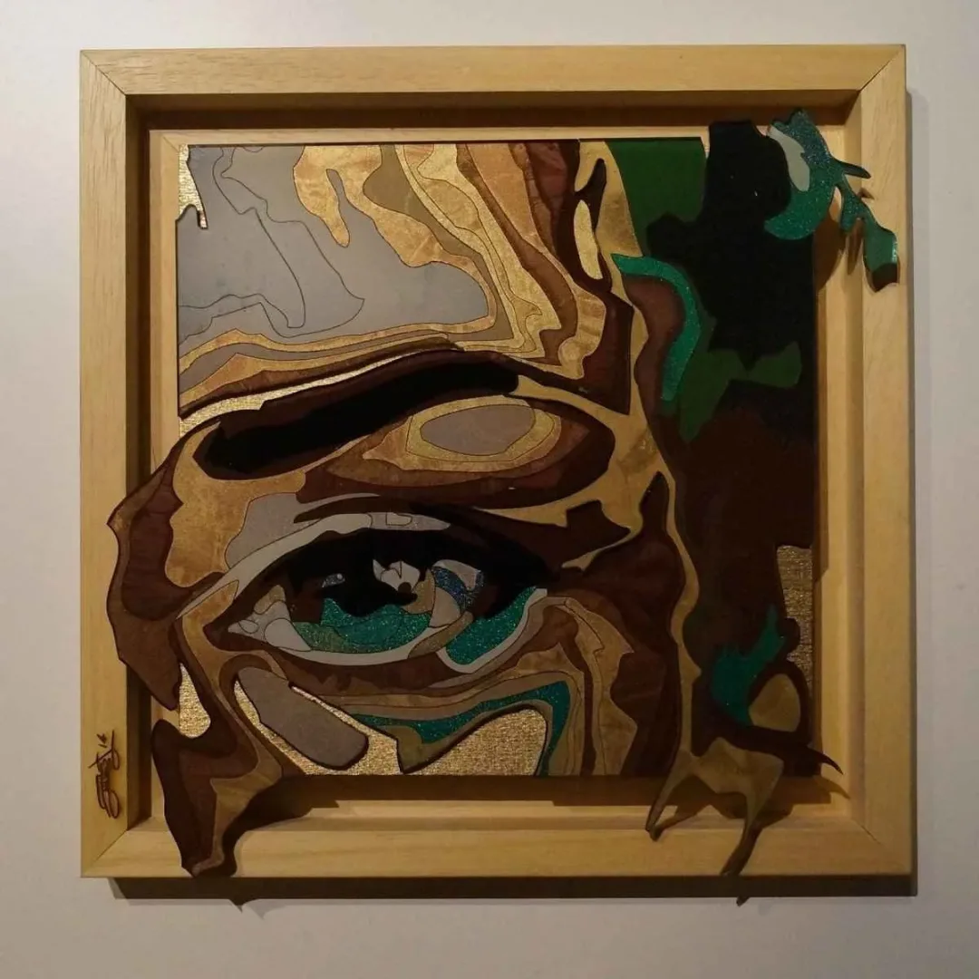 "İsimsiz" eseri EMRE LÜLE tarafından 2014 yılında 20x20 cm ölçülerinde Pleksi tekniği ile yapılmıştır.