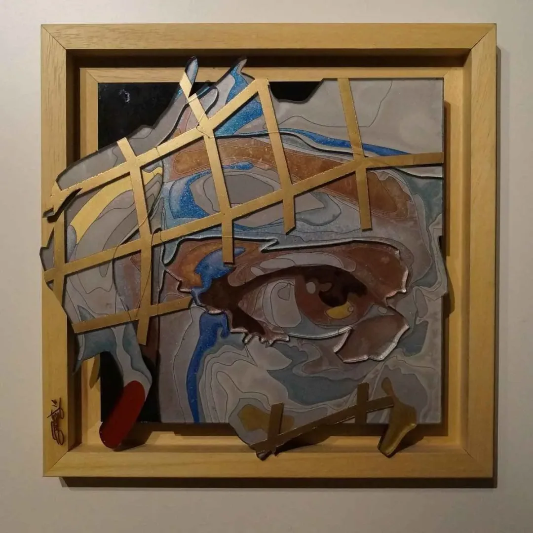 "İsimsiz" eseri EMRE LÜLE tarafından 2014 yılında 20x20 cm ölçülerinde Pleksi tekniği ile yapılmıştır.