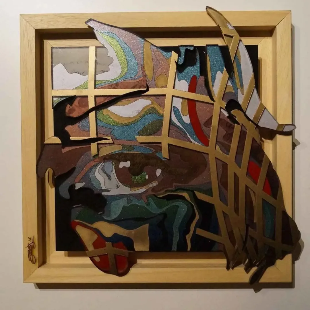 "İsimsiz" eseri EMRE LÜLE tarafından 2014 yılında 20x20 cm ölçülerinde Pleksi tekniği ile yapılmıştır.