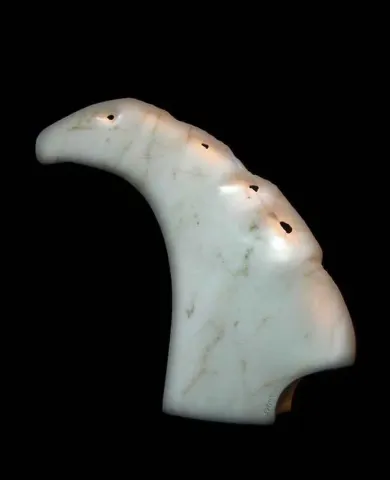 "isimsiz" eseri SELÇUK YILMAZ tarafından 2004 yılında 38x38x8 cm ölçülerinde Mermer tekniği ile yapılmıştır.