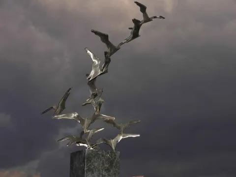 "At Başı" eseri SELÇUK YILMAZ tarafından 2013 yılında 59x36x35 cm ölçülerinde Paslanmaz çelik tekniği ile yapılmıştır.