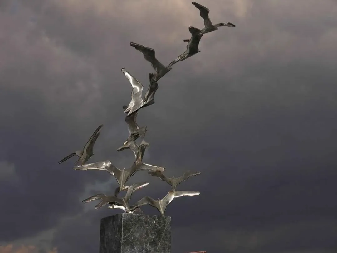 yakınlaştır "At Başı" eseri SELÇUK YILMAZ tarafından 2013 yılında 59x36x35 cm ölçülerinde Paslanmaz çelik tekniği ile yapılmıştır.
