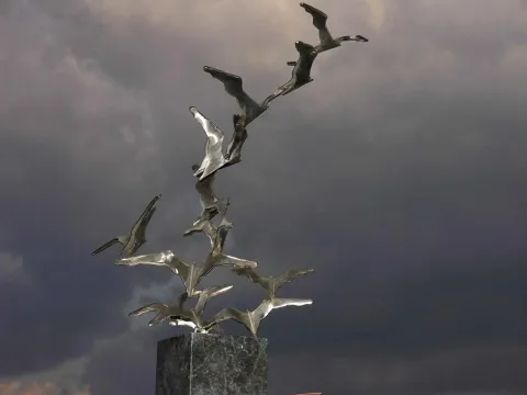 SELÇUK YILMAZ — “De la liberte”, 2013 "De la liberte" eseri SELÇUK YILMAZ tarafından 2013 yılında 59x36x35 cm ölçülerinde Paslanmaz çelik tekniği ile yapılmıştır.