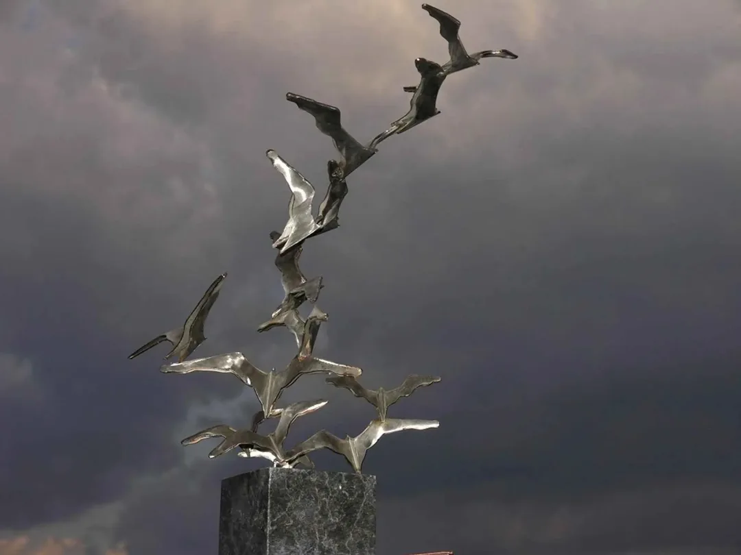 yakınlaştır "De la liberte" eseri SELÇUK YILMAZ tarafından 2013 yılında 59x36x35 cm ölçülerinde Paslanmaz çelik tekniği ile yapılmıştır.