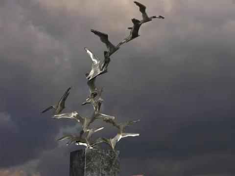 SELÇUK YILMAZ — “De la liberte”, 2013 "De la liberte" eseri SELÇUK YILMAZ tarafından 2013 yılında 59x36x35 cm ölçülerinde Paslanmaz çelik tekniği ile yapılmıştır.